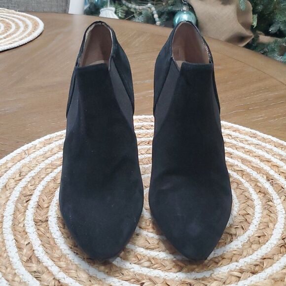 Via Spiga Luxe Suede Black Ankle Booties, Size 6 - Picture 2 of 13